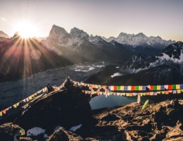 LA TERRAZA DEL MUNDO III CON CAMPAMENTO BASE EVEREST